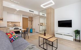 Aleja Solidarnosci 60B By Noclegi Renters
